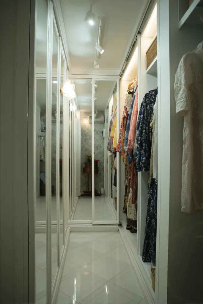 small walk-in closet organization